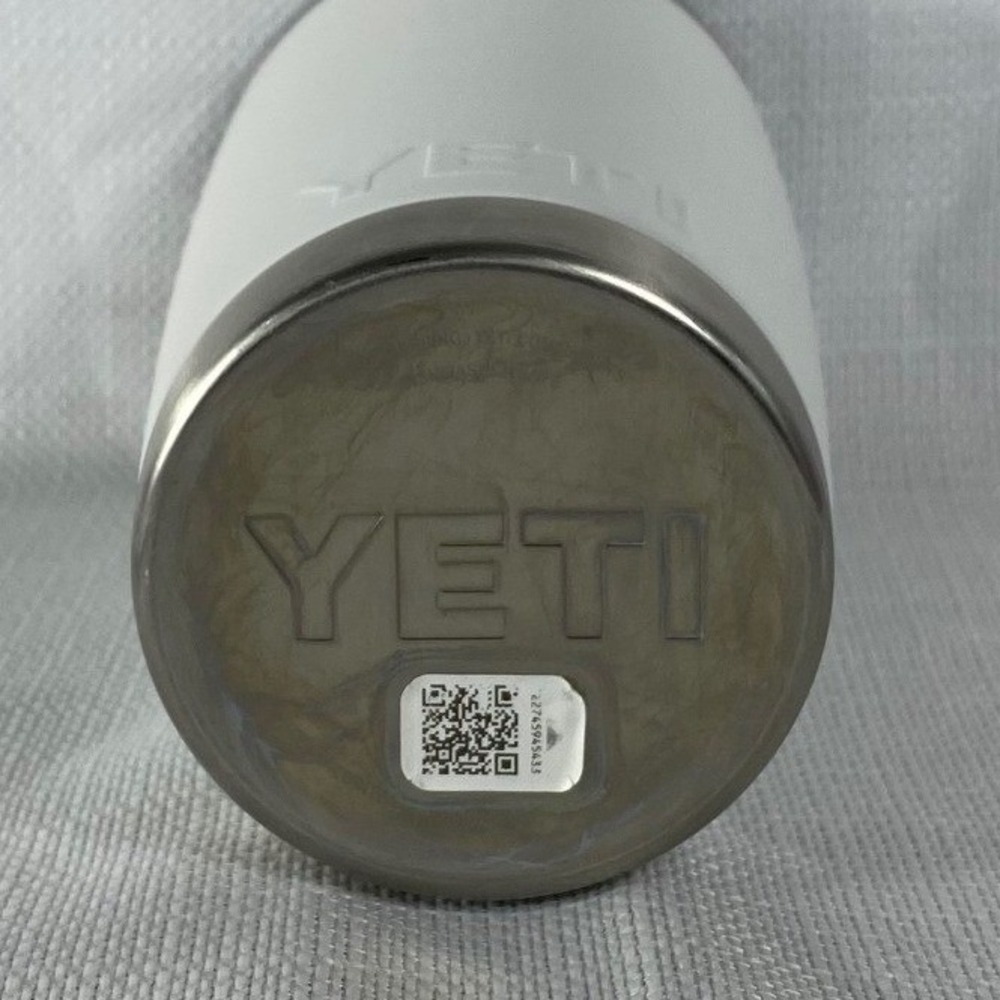 YETI Rambler 20 oz Tumbler White Stainless Steel Vacuum Insulated MagSlider Lid - Picture 3 of 4